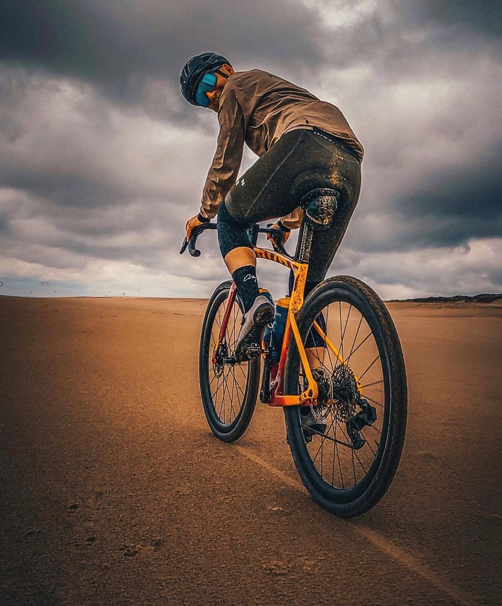 Speedsleev-photo-contest-rider-orange-bike-saddle-bag